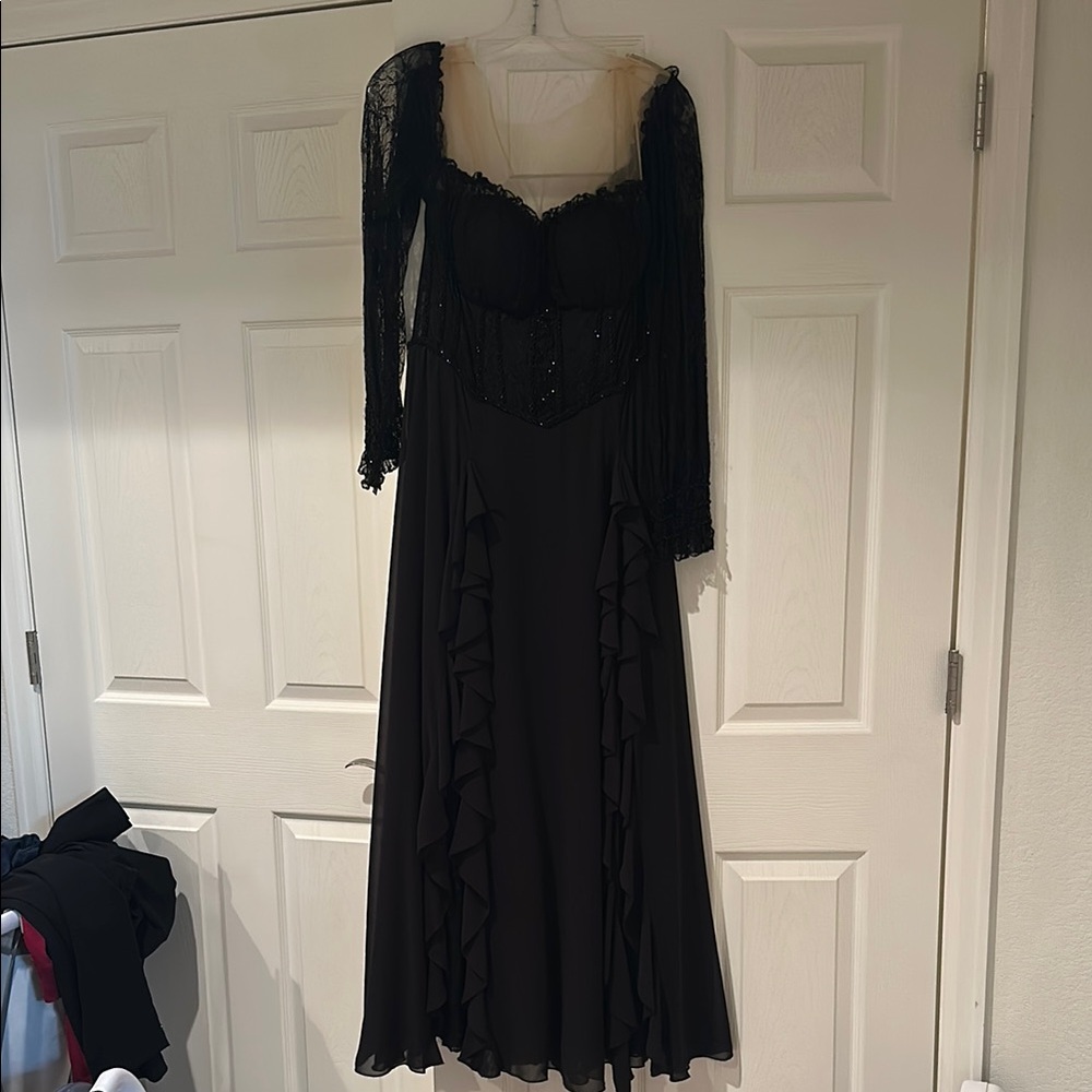 Elegant Black Lace Evening Dress